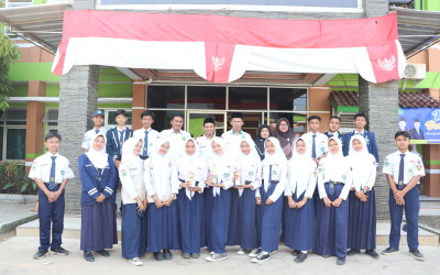 Sorak Sorai Warnai Halaman Madrasah : Upacara Bendera Diakhiri Dengan Penyambutan Juara Lomba