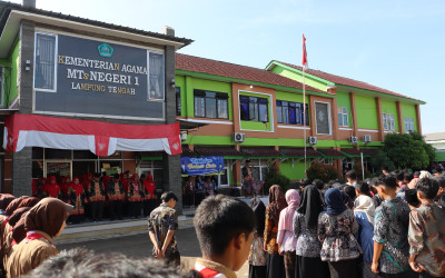 Tanamkan Semangat Nasionalisme: MTsN 1 Lampung Tengah Laksanakan Upacara Hari Kemerdekaan