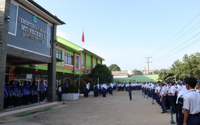 Meneguhkan Semangat Persatuan Bangsa, MTsN 1 Lampung Tengah Gelar Upacara Hari Lahirnya Pancasila