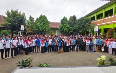 Menanam Iman, Menjaga Ciptaan : MTsN 1 Lampung Tengah Wujudkan Ekoteologi Melalui Gerakan Bakti Sosial